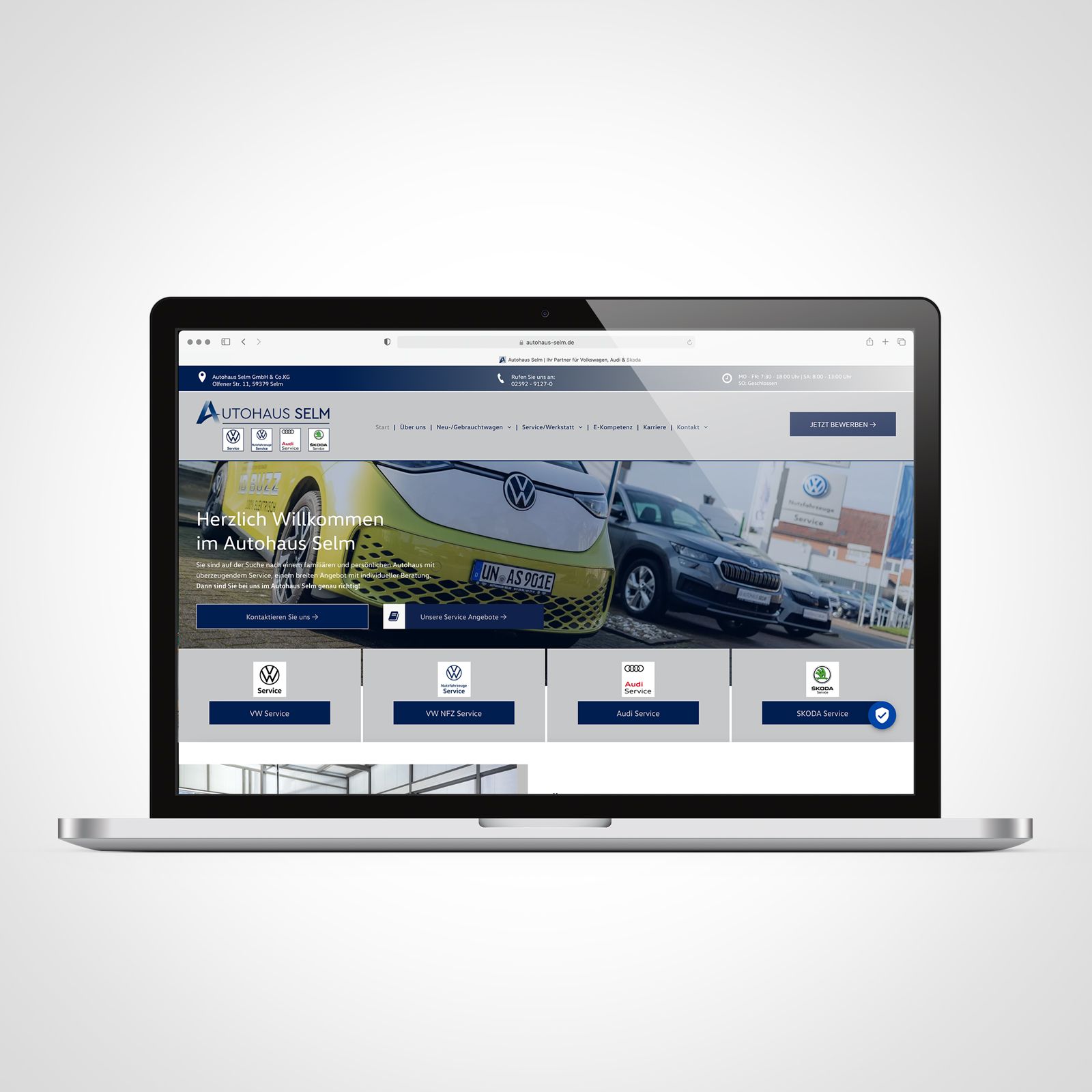 Auf einem Laptop ist die Website eines Autohauses geöffnet.