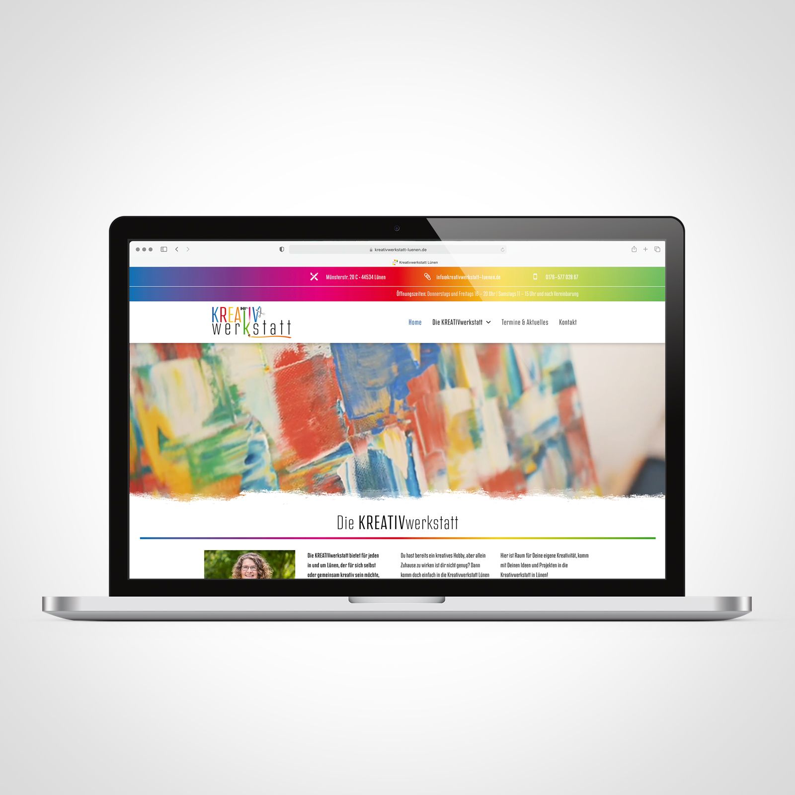 Auf einem Laptop ist eine Website geöffnet, auf dem Bildschirm ist ein Gemälde zu sehen.