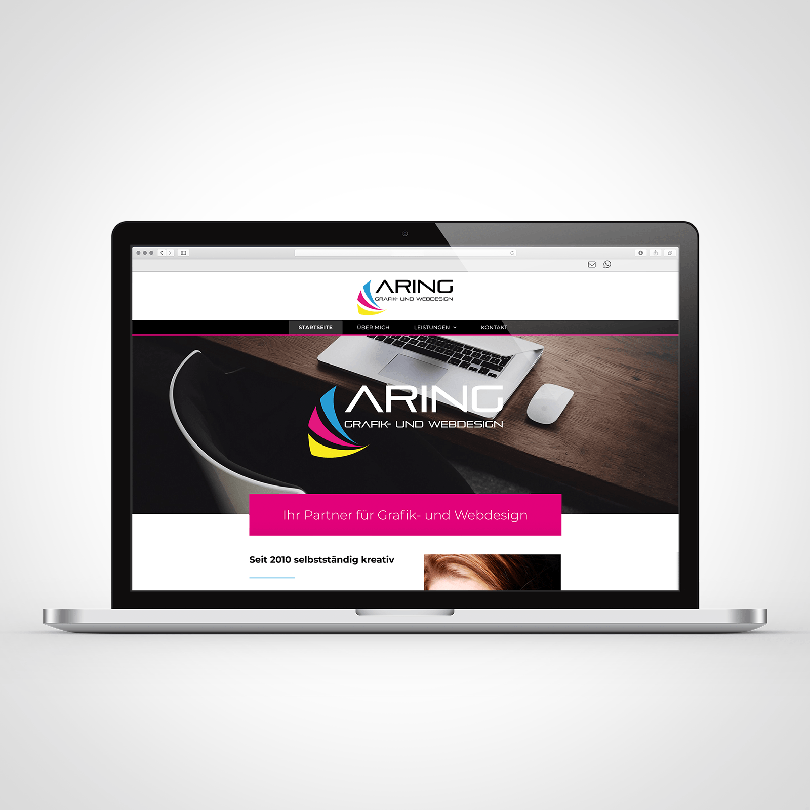 Ein Laptop ist zum Starten einer Website geöffnet