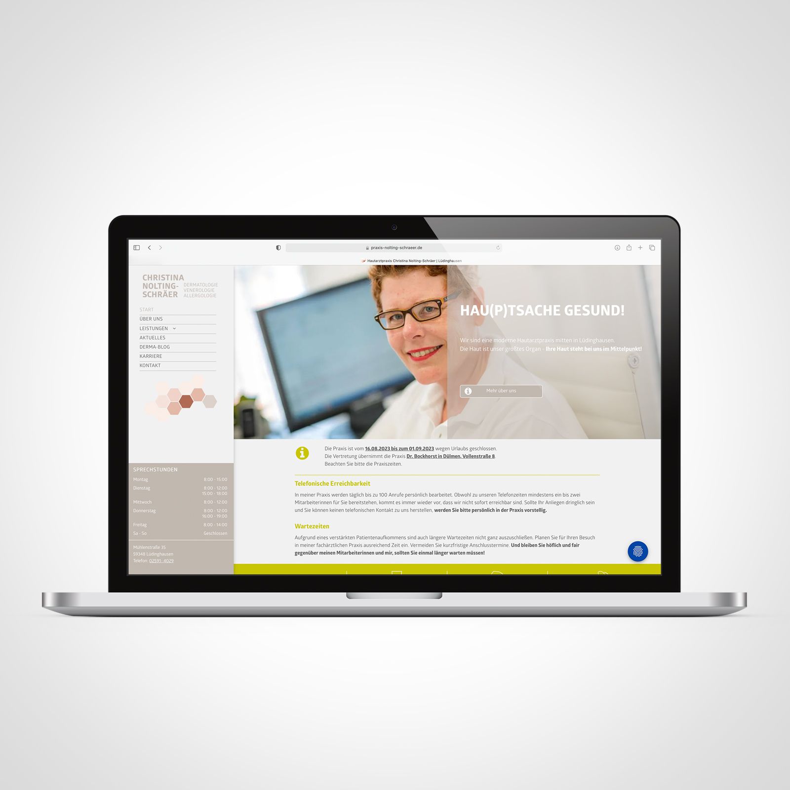 Ein Laptop mit dem Bild einer Frau auf dem Bildschirm.