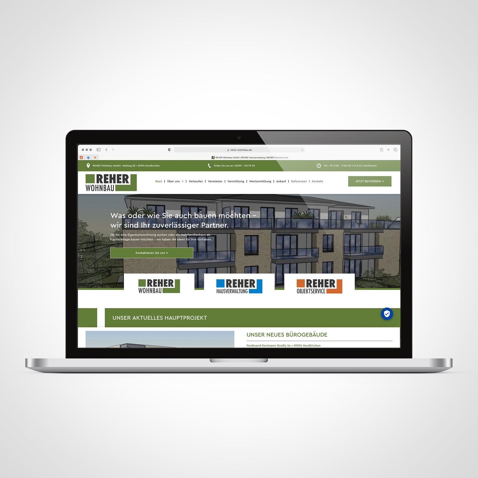 Auf einem Laptop ist eine Website geöffnet, auf deren Bildschirm das Bild eines Gebäudes angezeigt wird.