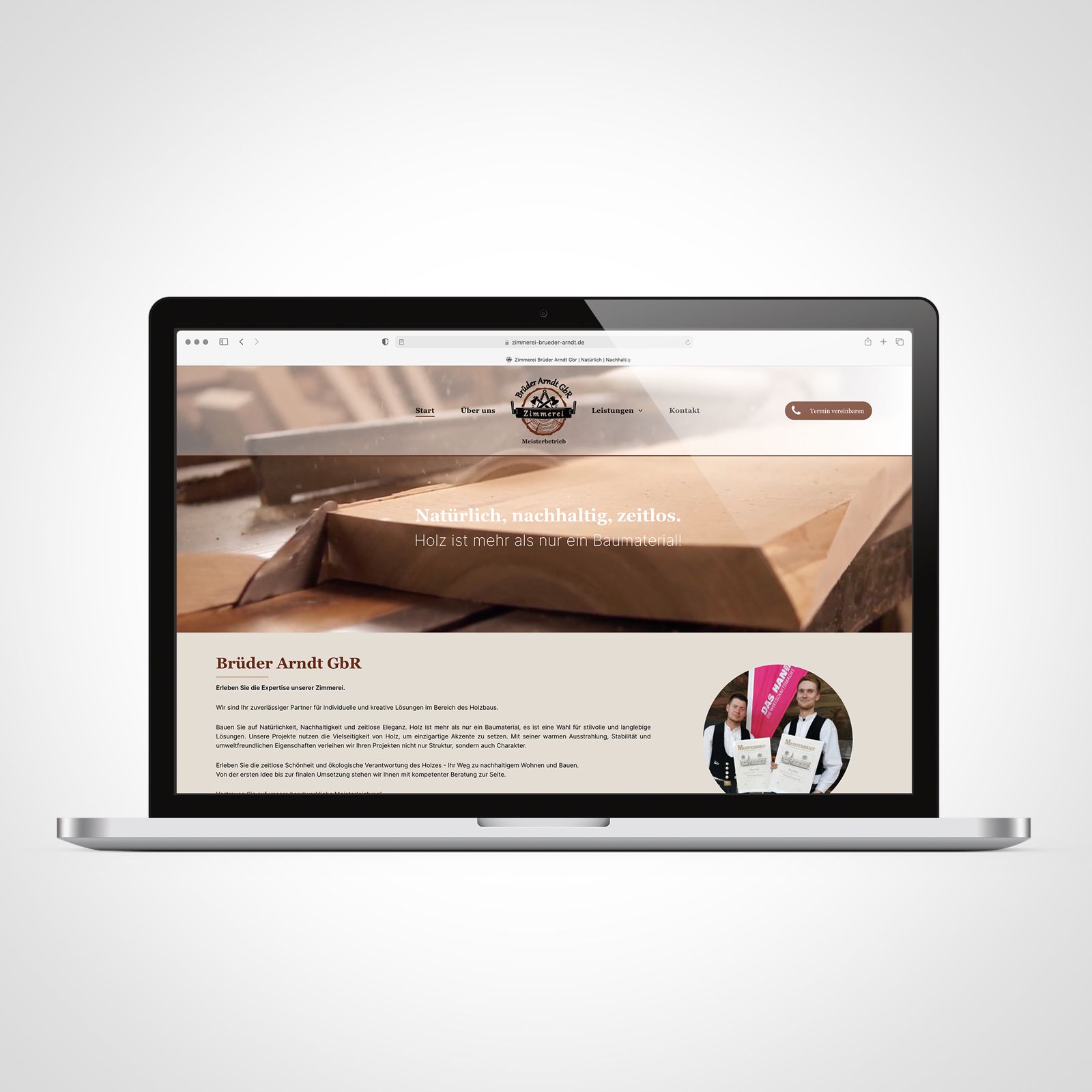 Auf einem Laptop ist eine Website geöffnet, auf deren Bildschirm das Bild eines Holzstücks zu sehen ist.