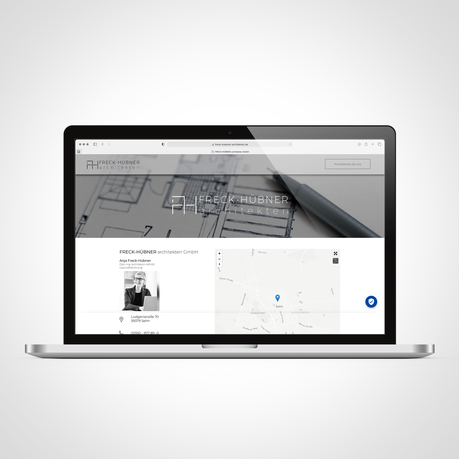 Auf einem Laptop ist eine Website geöffnet.