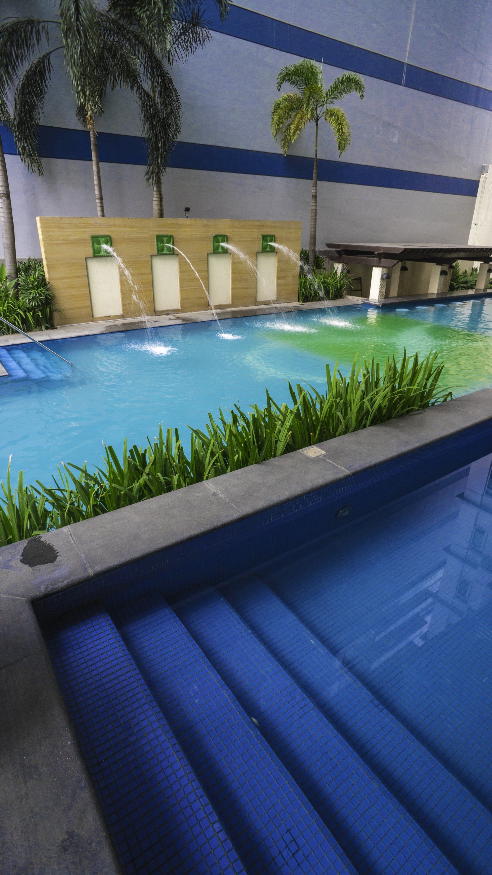 Cheap Hotel in Pasig swimming pool
