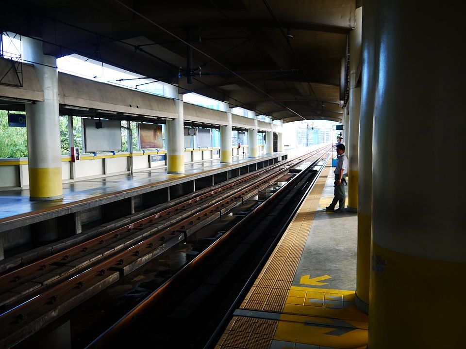 A train station with a yellow arrow pointing to the right