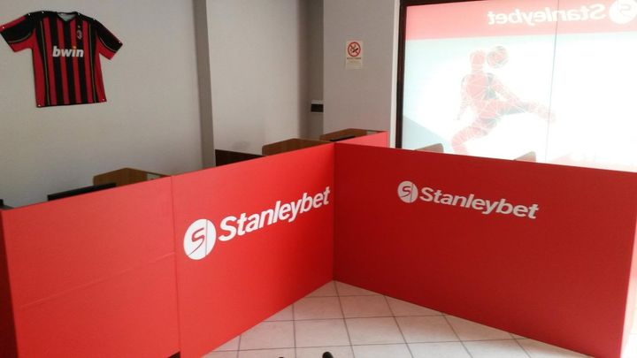 Interno sede Stanleybet con monitor odds in diretta