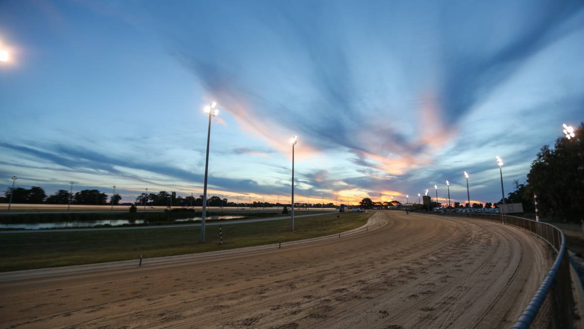 The sun sets over the Terang course