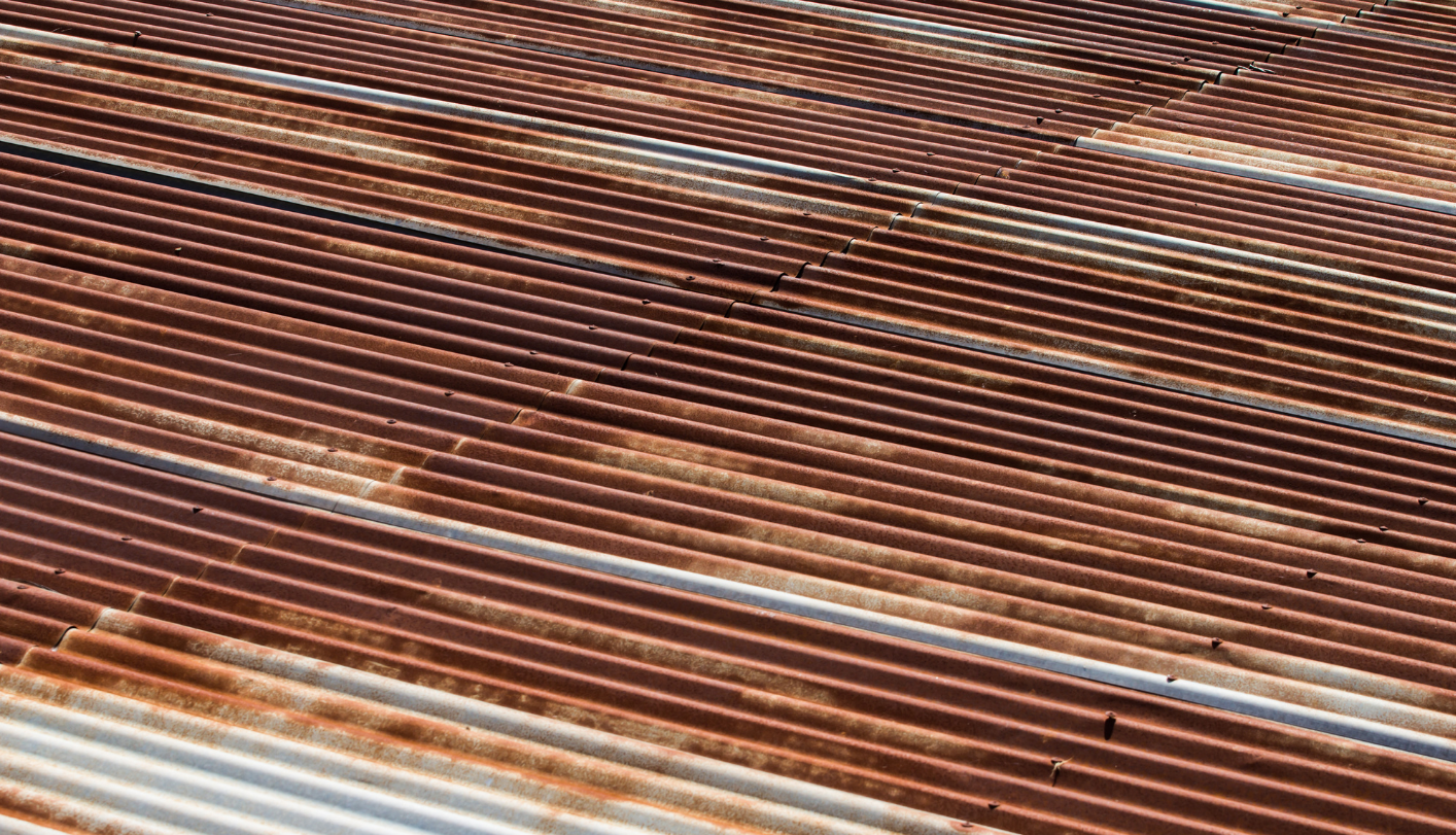 a photo of an old tin roof in cairns that needs replacing because it is rusty