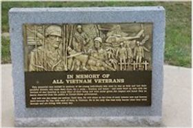 A bronze plaque that says in memory of all Vietnam veterans