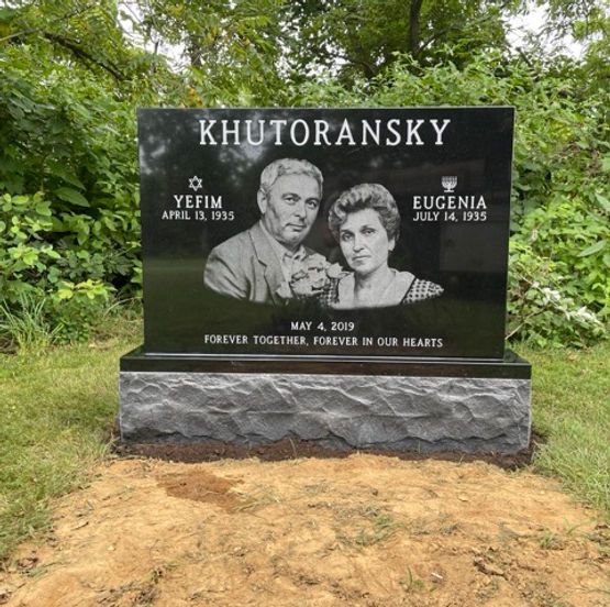 A black companion headstone with a laser-etched image of the married couple.
