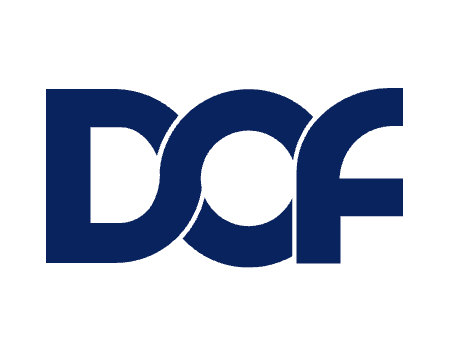 Mørkeblå «DCF»-logo med sammenhengende bokstaver på hvit bakgrunn.