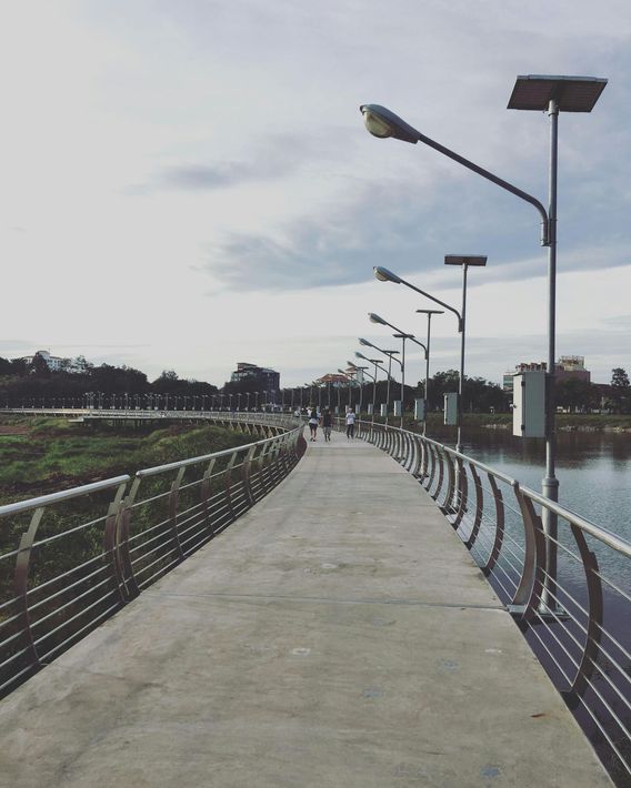 an outdoor concrete walkway