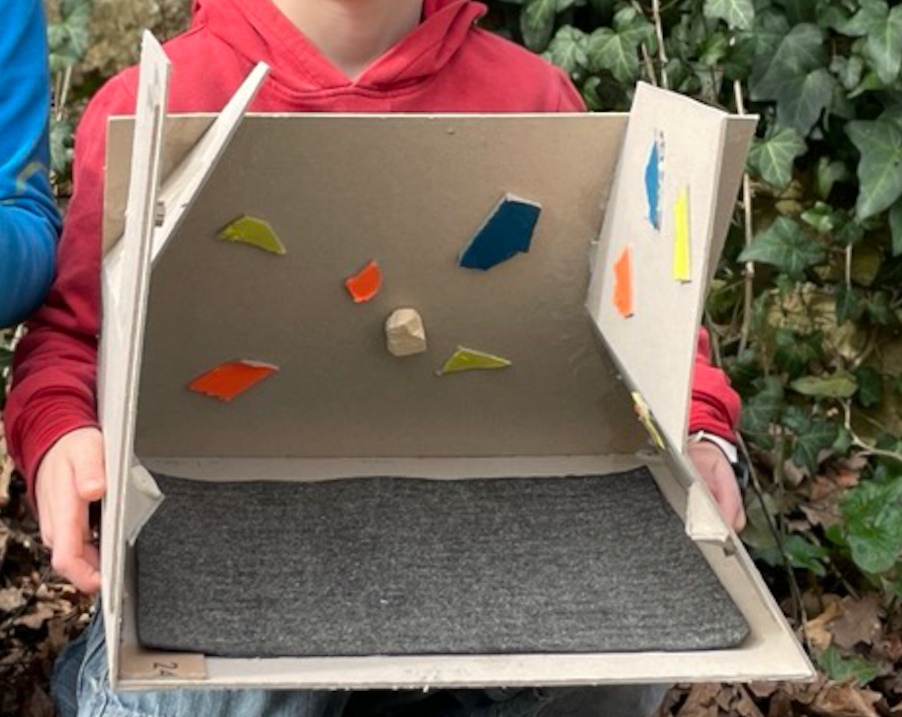 Foto einer Schülerin, die mit einem 3D Programm 