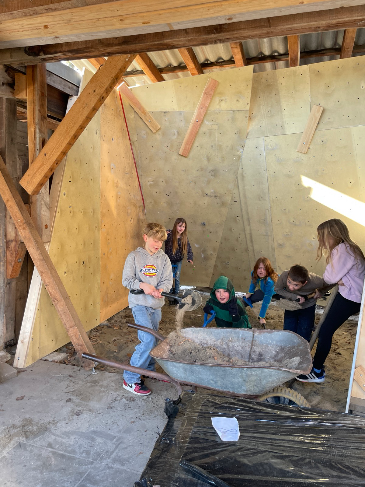 Foto einer Schülerin, die mit einem 3D Programm 