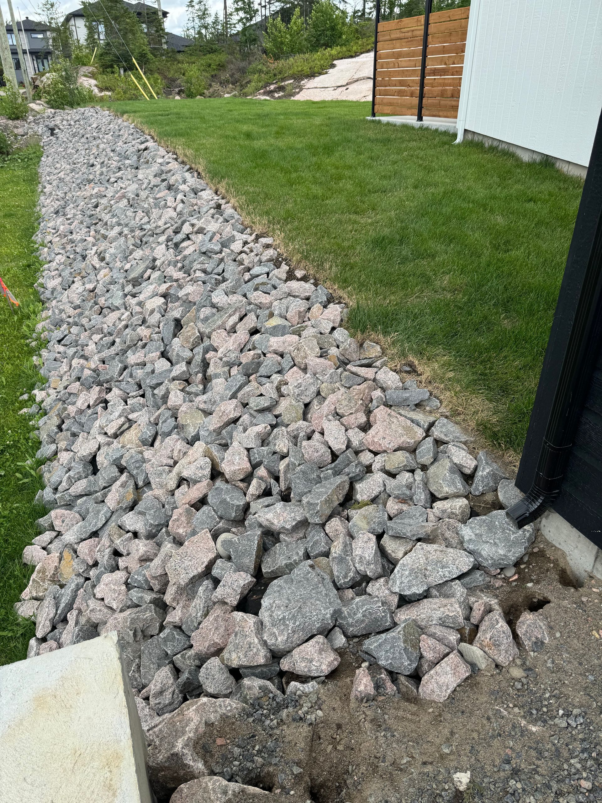 Il y a beaucoup de rochers sur le bord de la route.