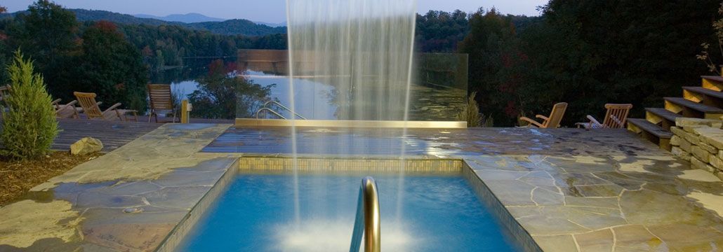 Une piscine avec une cascade au milieu.