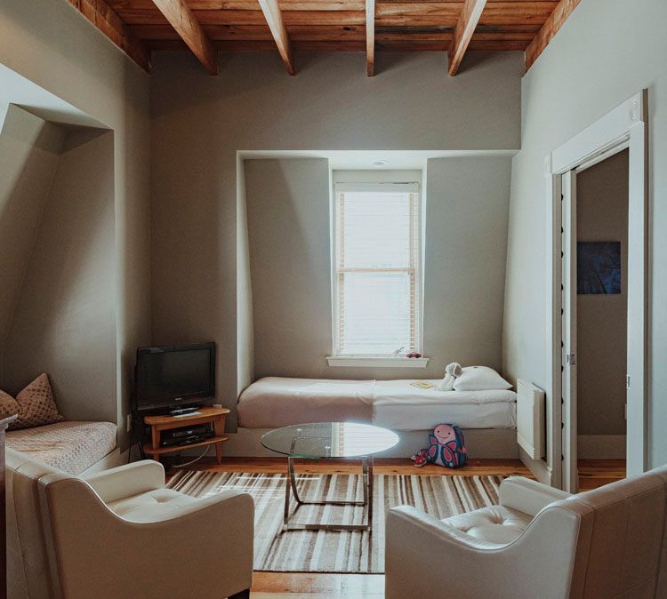 Un salon avec un lit simple et une télévision.