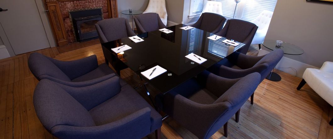 Une salle de conférence avec une longue table et des chaises