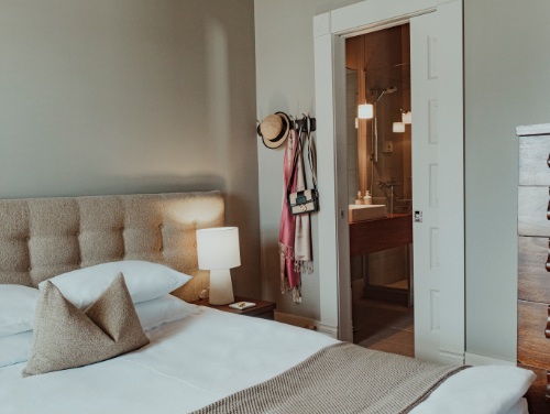 Une chambre d'hôtel avec un grand lit et un miroir