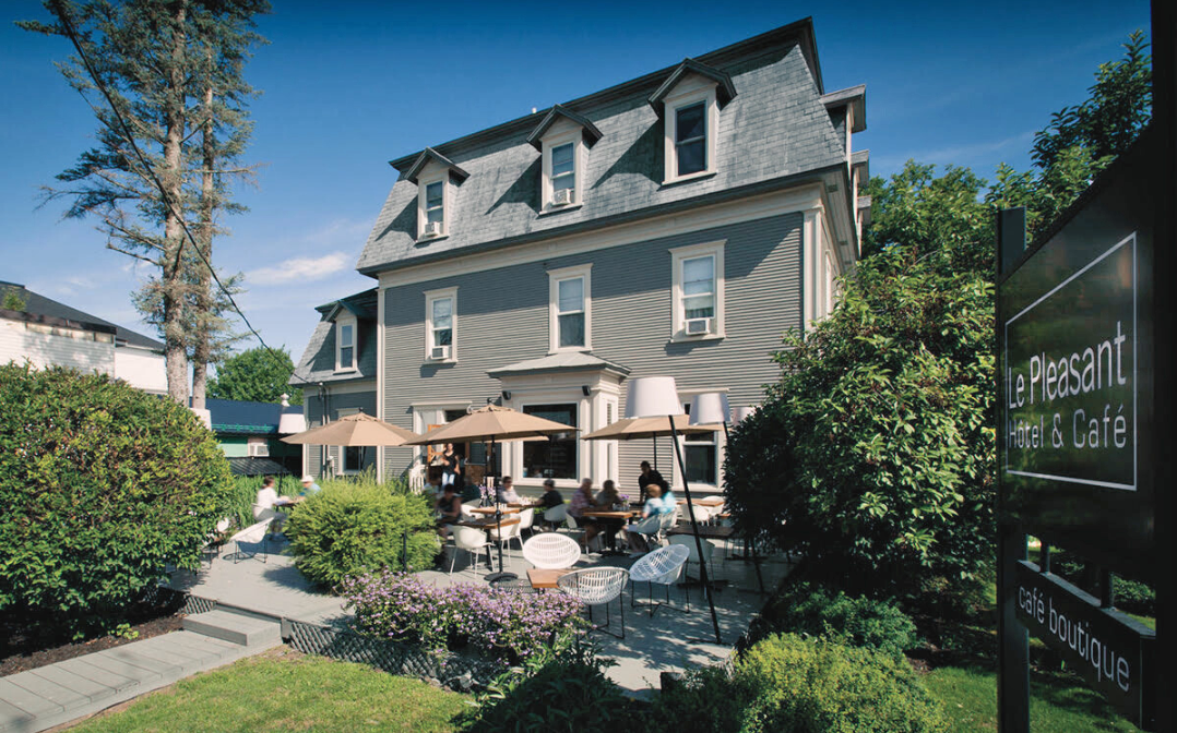 The building of Le Pleasant Hôtel et Café with the terrace.