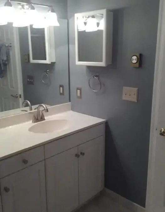 A bathroom with a sink and a mirror
