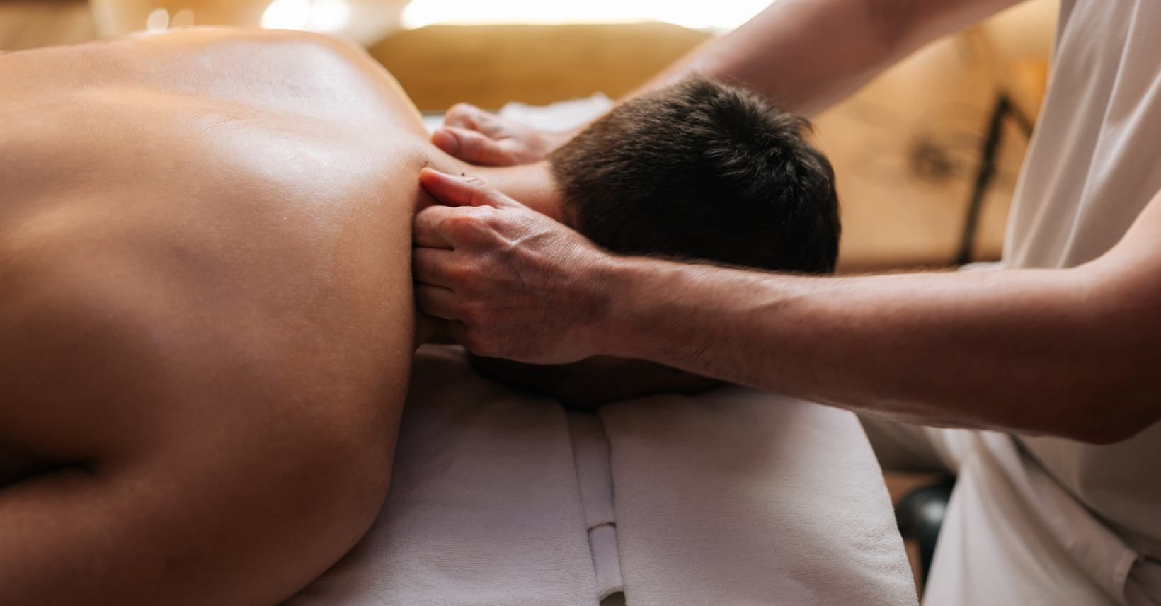 un hombre recibe un masaje en un spa.