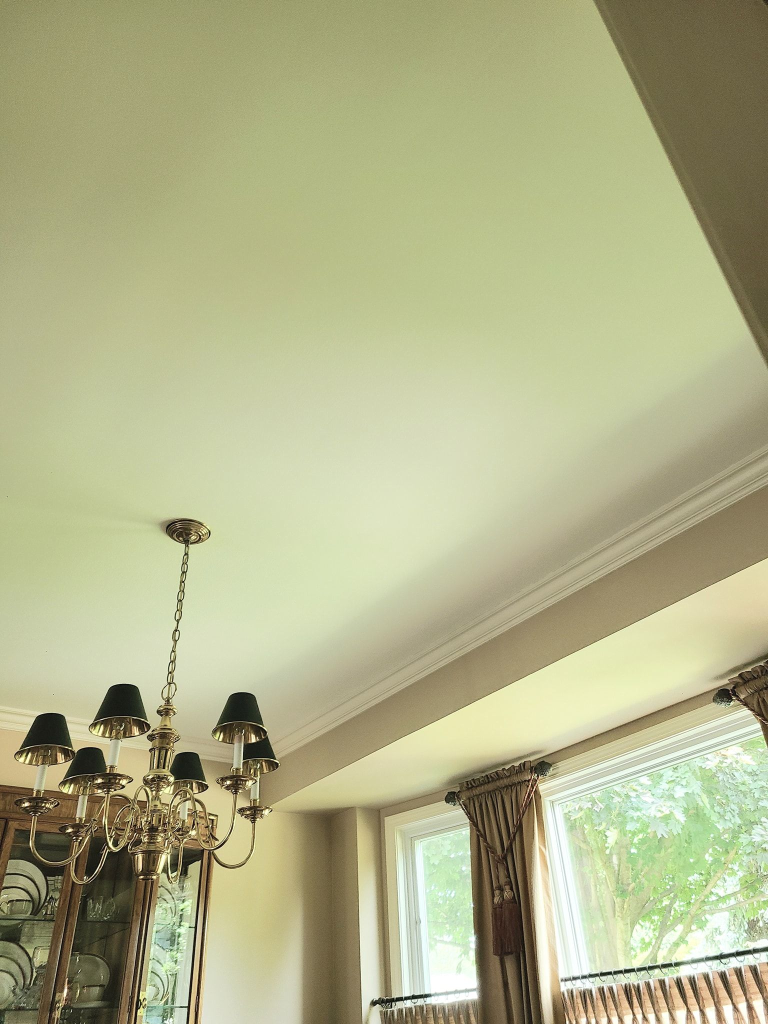 A room with a chandelier hanging from the ceiling