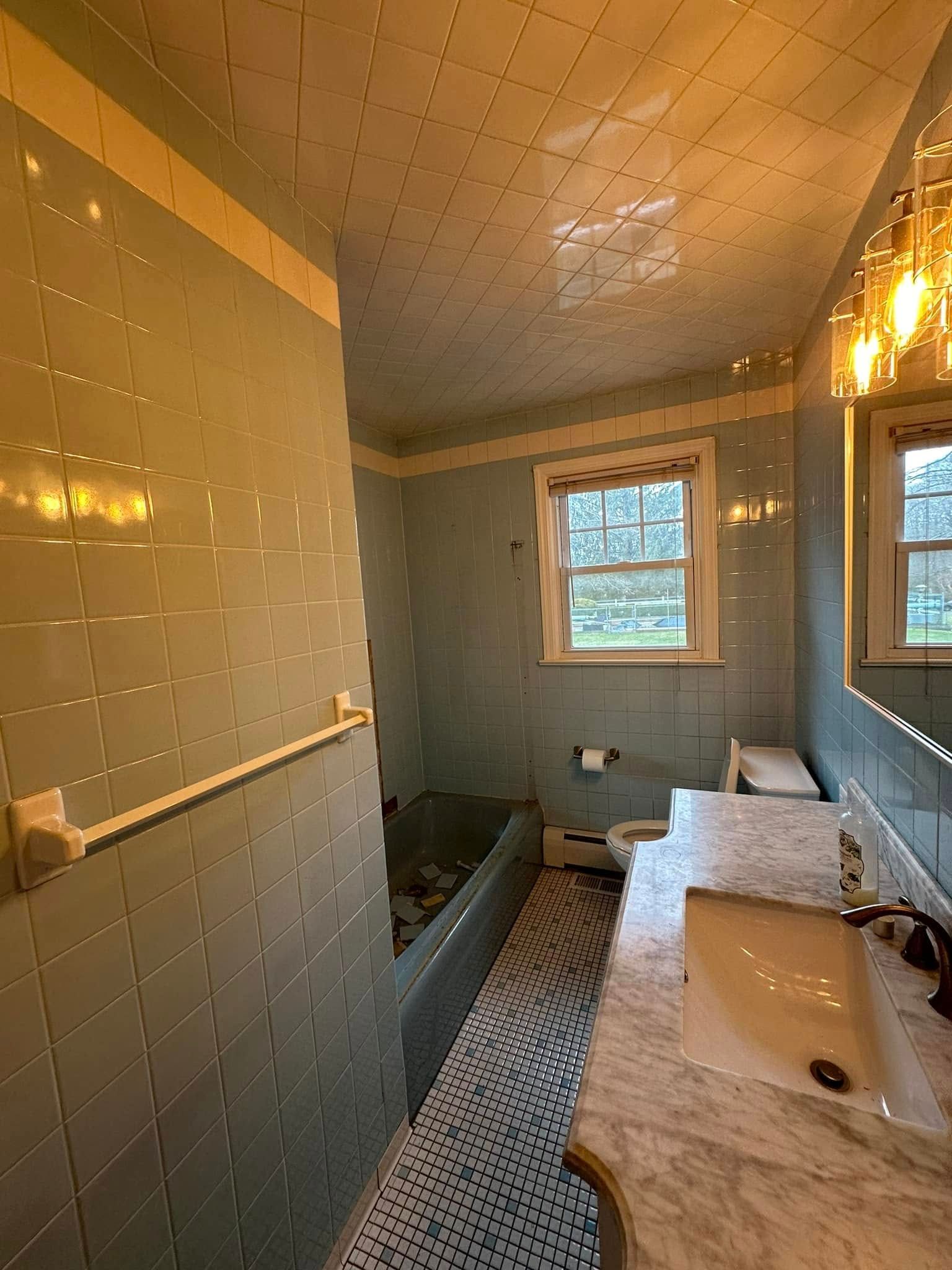 A bathroom with a sink , toilet , and bathtub.