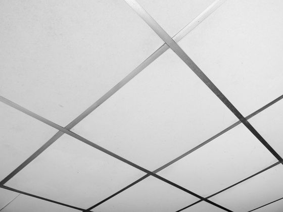 soffitto a pannelli quadrati bianchi