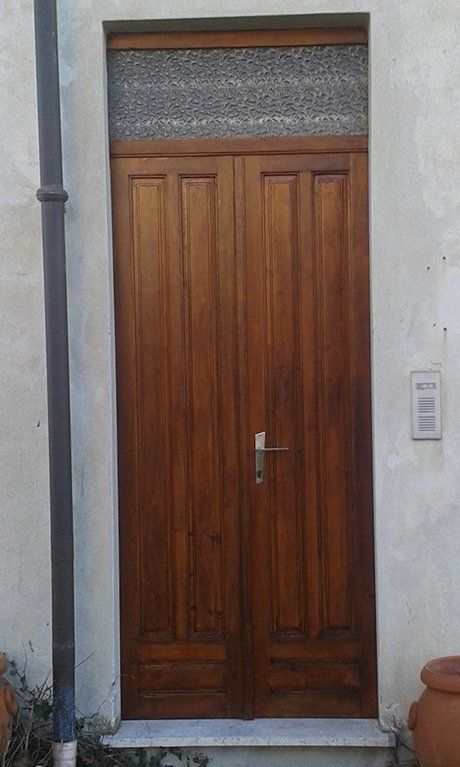 vista frontale di porta esterna in legno