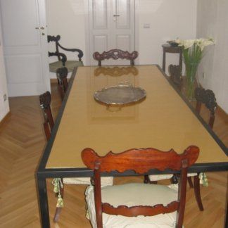 vista laterale di un lungo tavolo con sedie