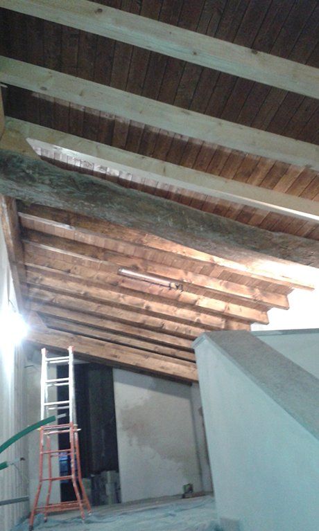 soffitto in legno con scala