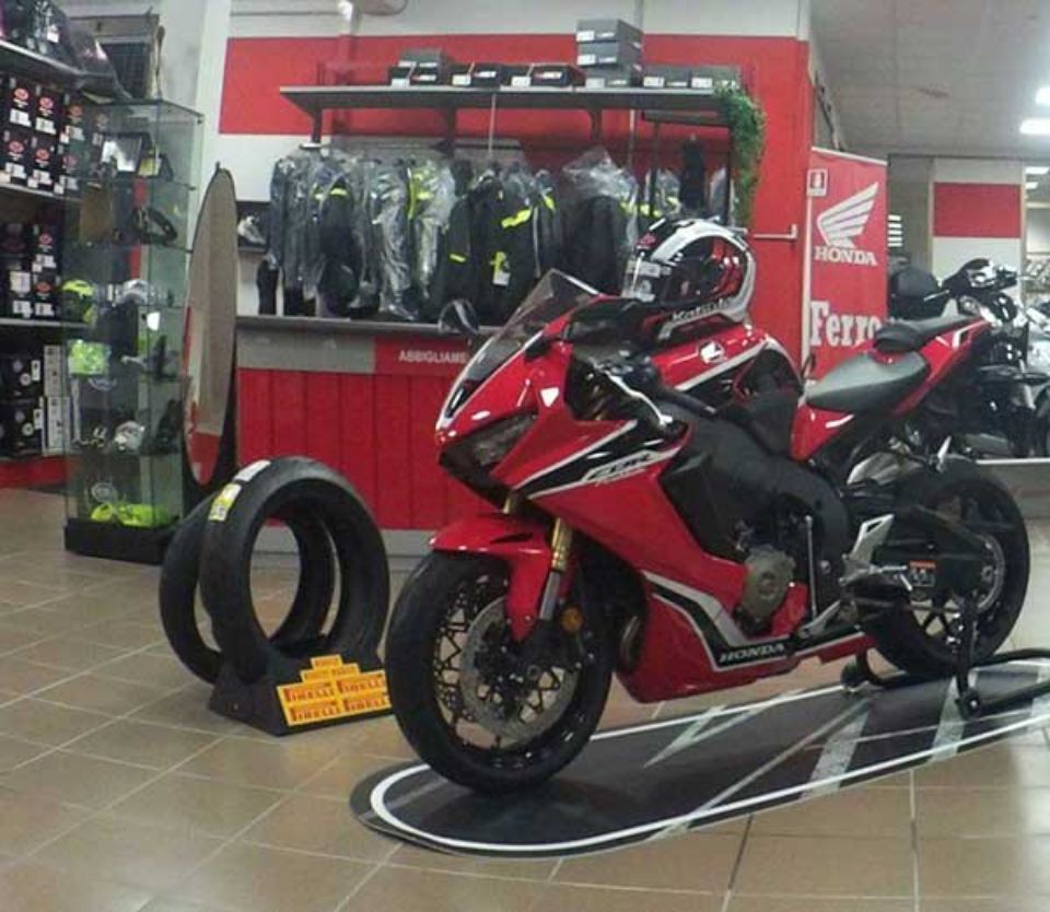 moto Honda rossa in una concessionaria