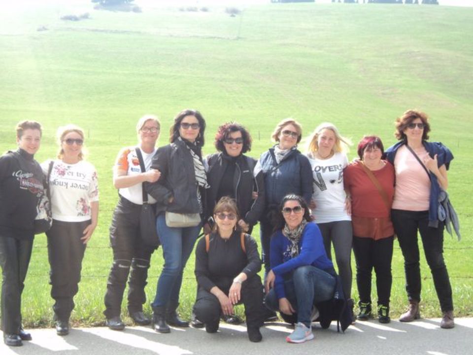 gruppo di motocicliste