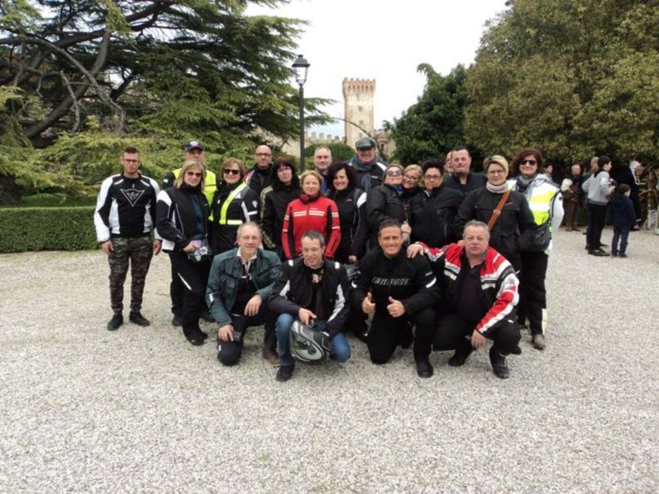 gruppo di motociclisti