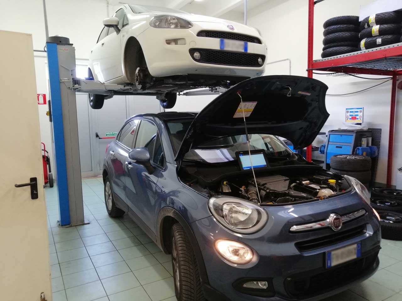 due auto in un'officina per riparazione