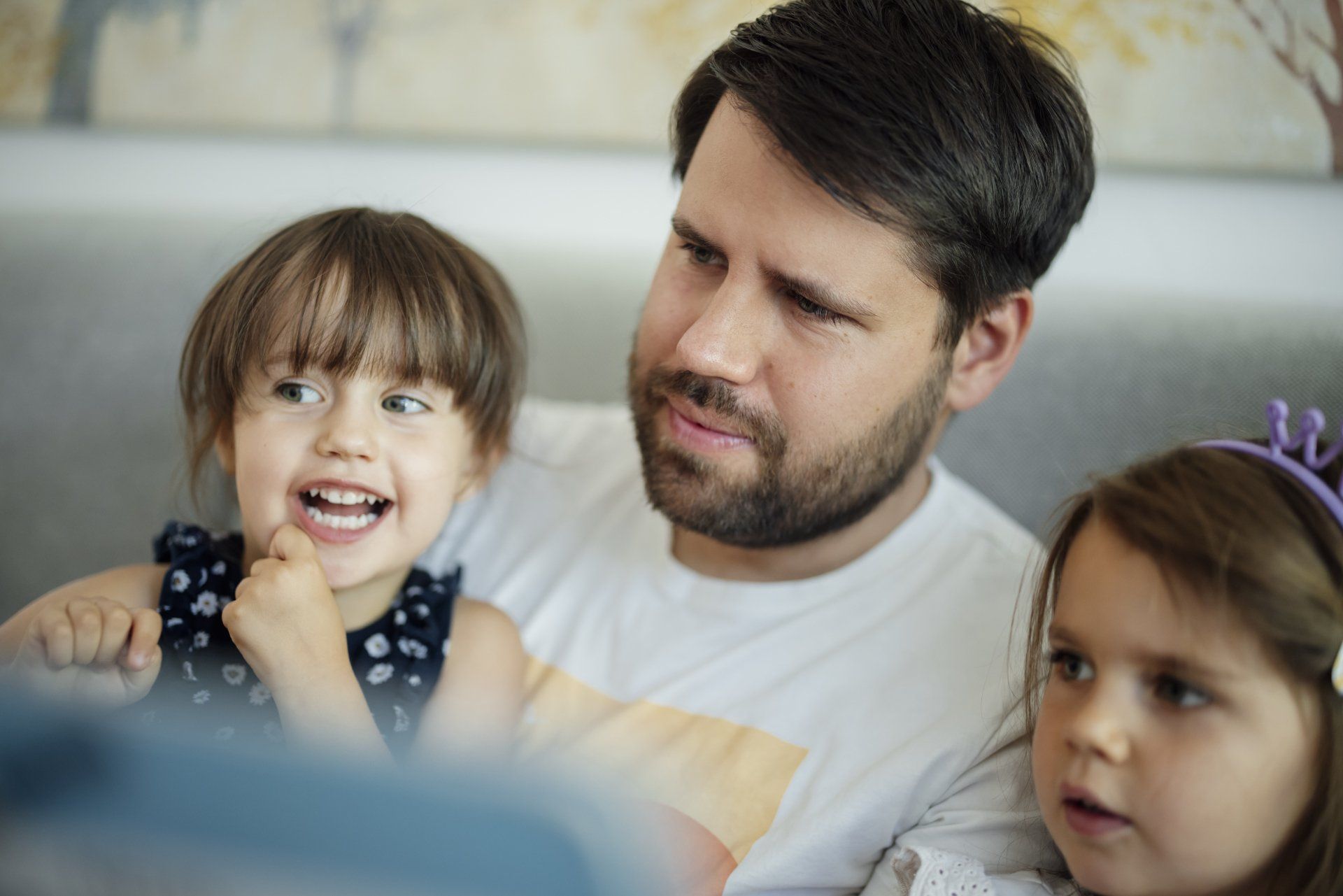 Paul Wandrey liest seinen Töchtern ein Buch über Darmstadt vor. Foto Tobias Koch