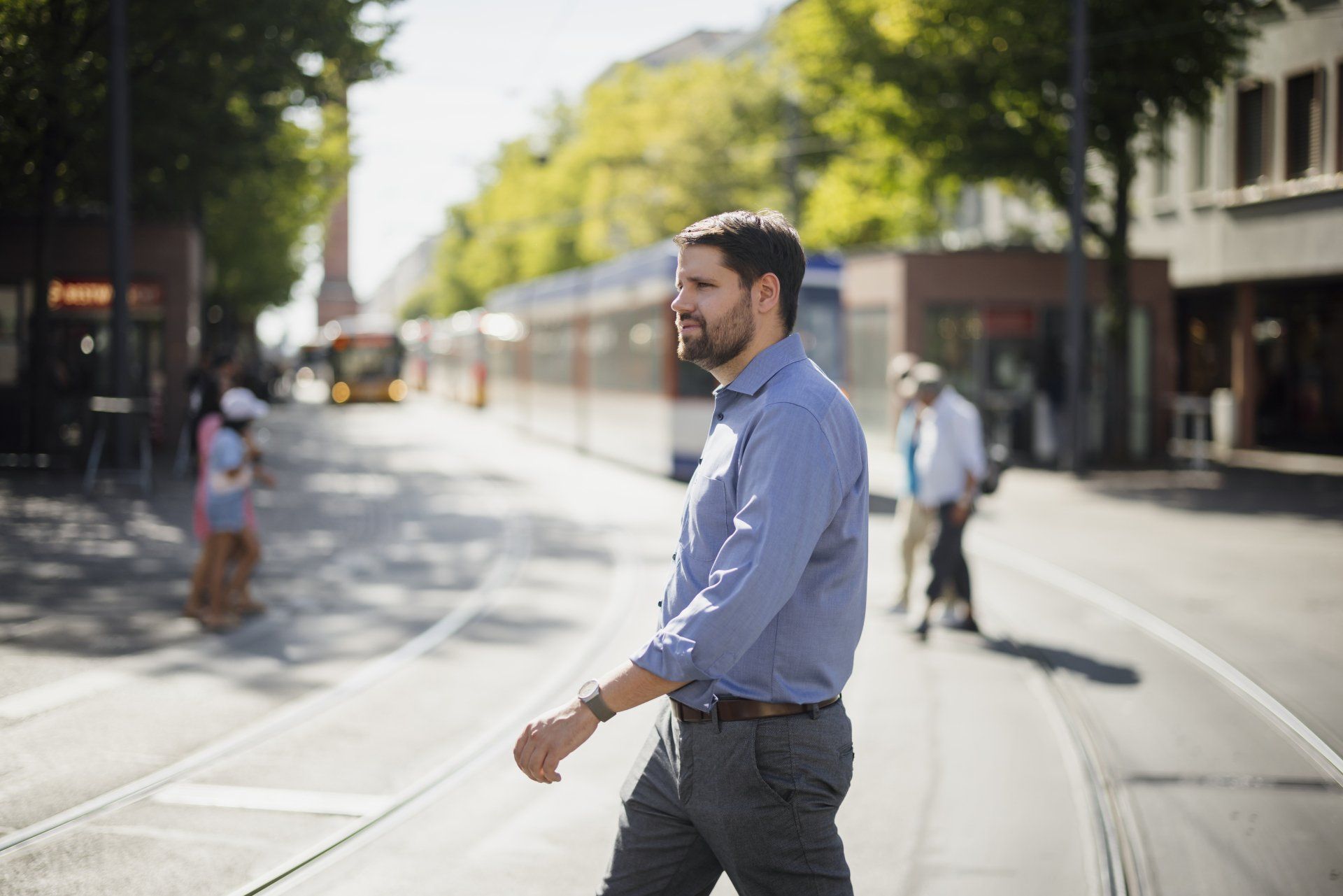 Oberbürgermeister Kandidat Paul Georg Wandrey steigt in Darmstadt aus der Straßenbahn. Foto: Tobias Koch