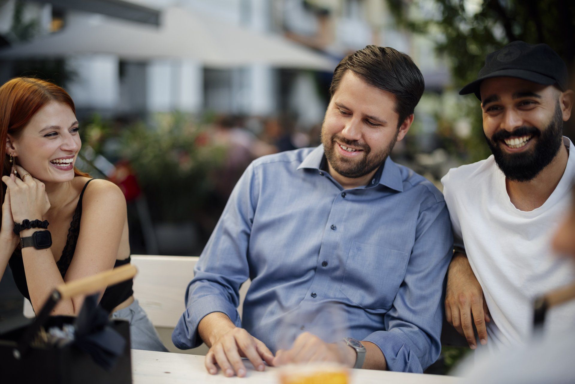 Paul Wandrey mit seinen Freunden in einer Kneipe in Darmstadt. Foto Tobias Koch