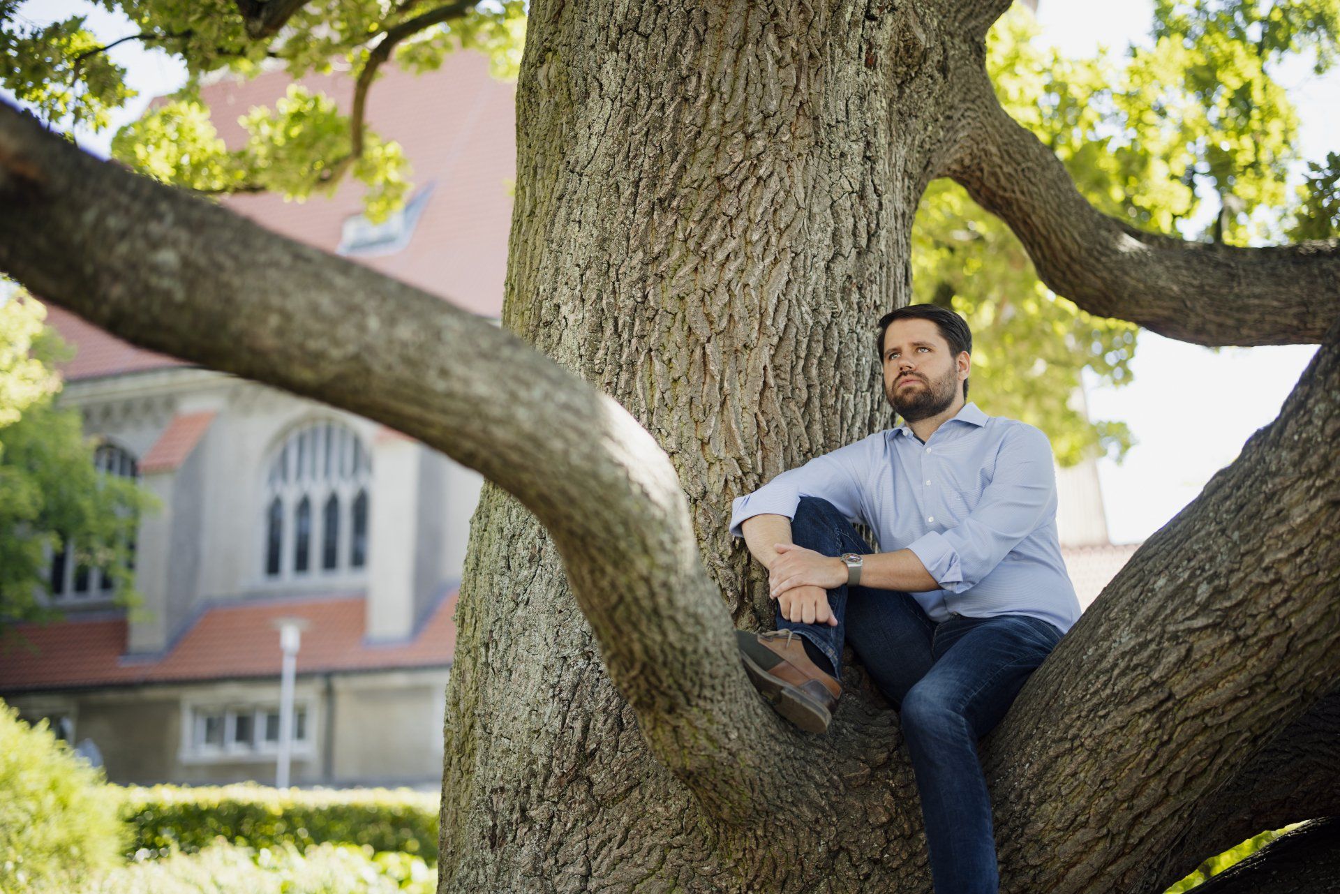 Paul Wandrey auf den Stufen der Pauluskirche in Darmstadt. Foto Tobias Koch