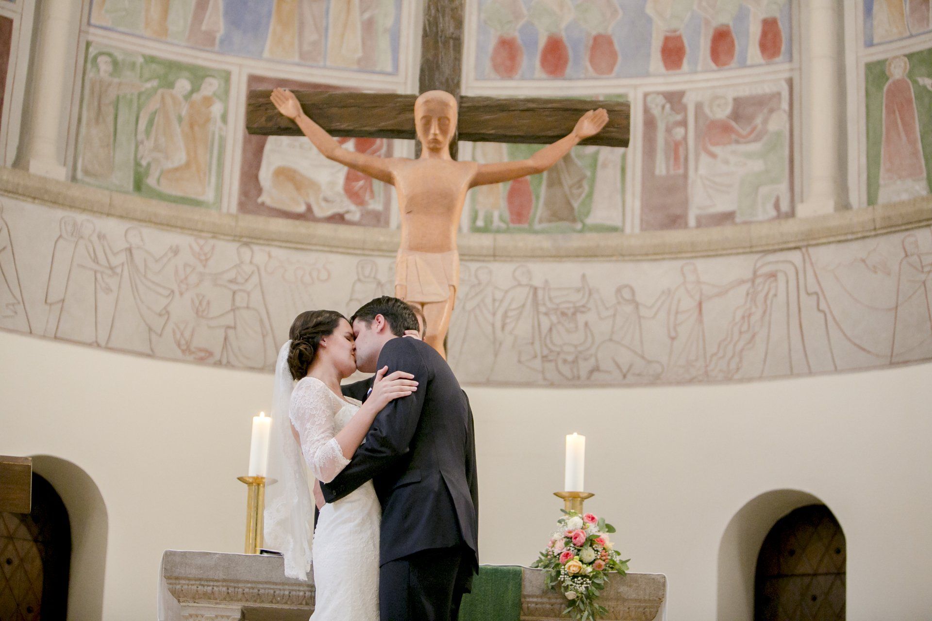 Hochzeitsfoto von Paul Wandrey und seiner Frau in der Pauluskirche in Darmstadt. Foto: Hanna Witte Hochzeitsreportagen Köln