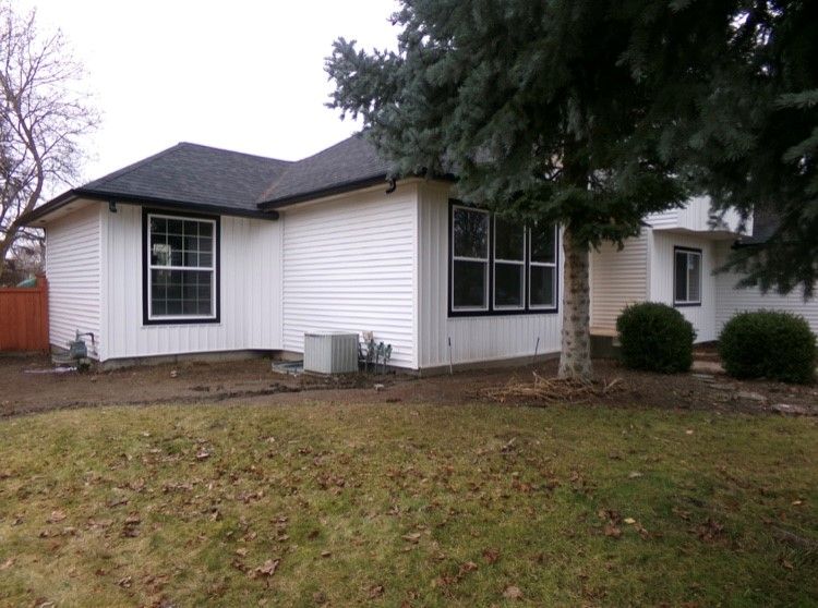 4” Carvedwood Vinyl Siding in white