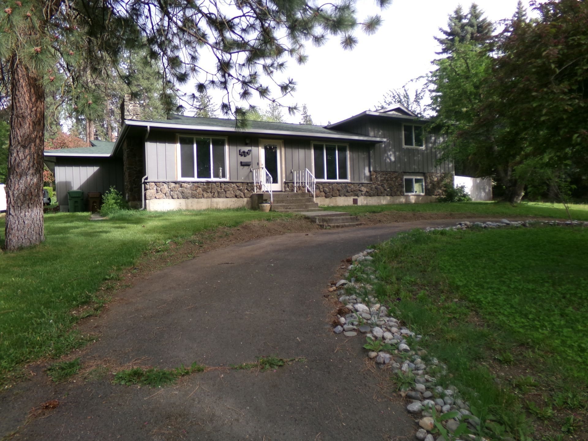 A house with a driveway leading up to it