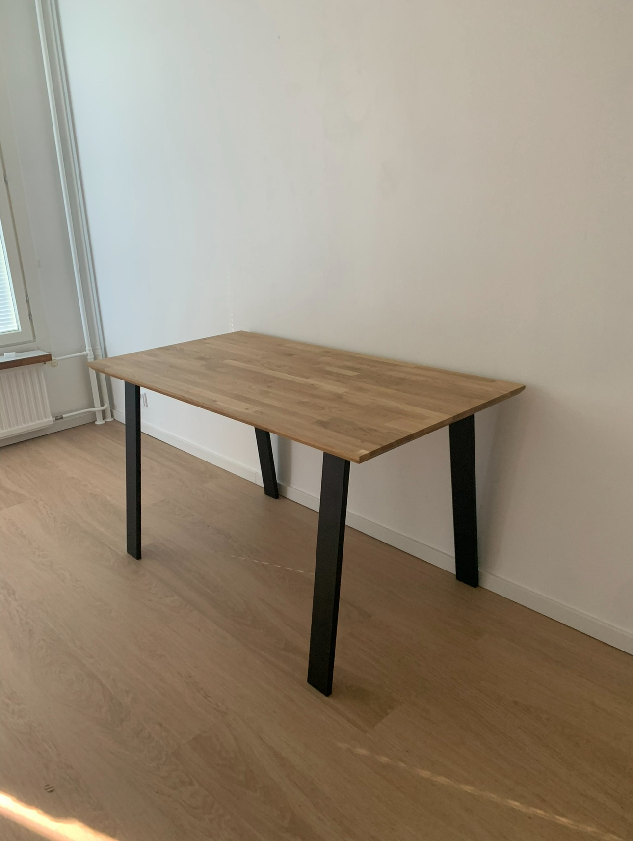 tietokonepöytä metallijaloilla