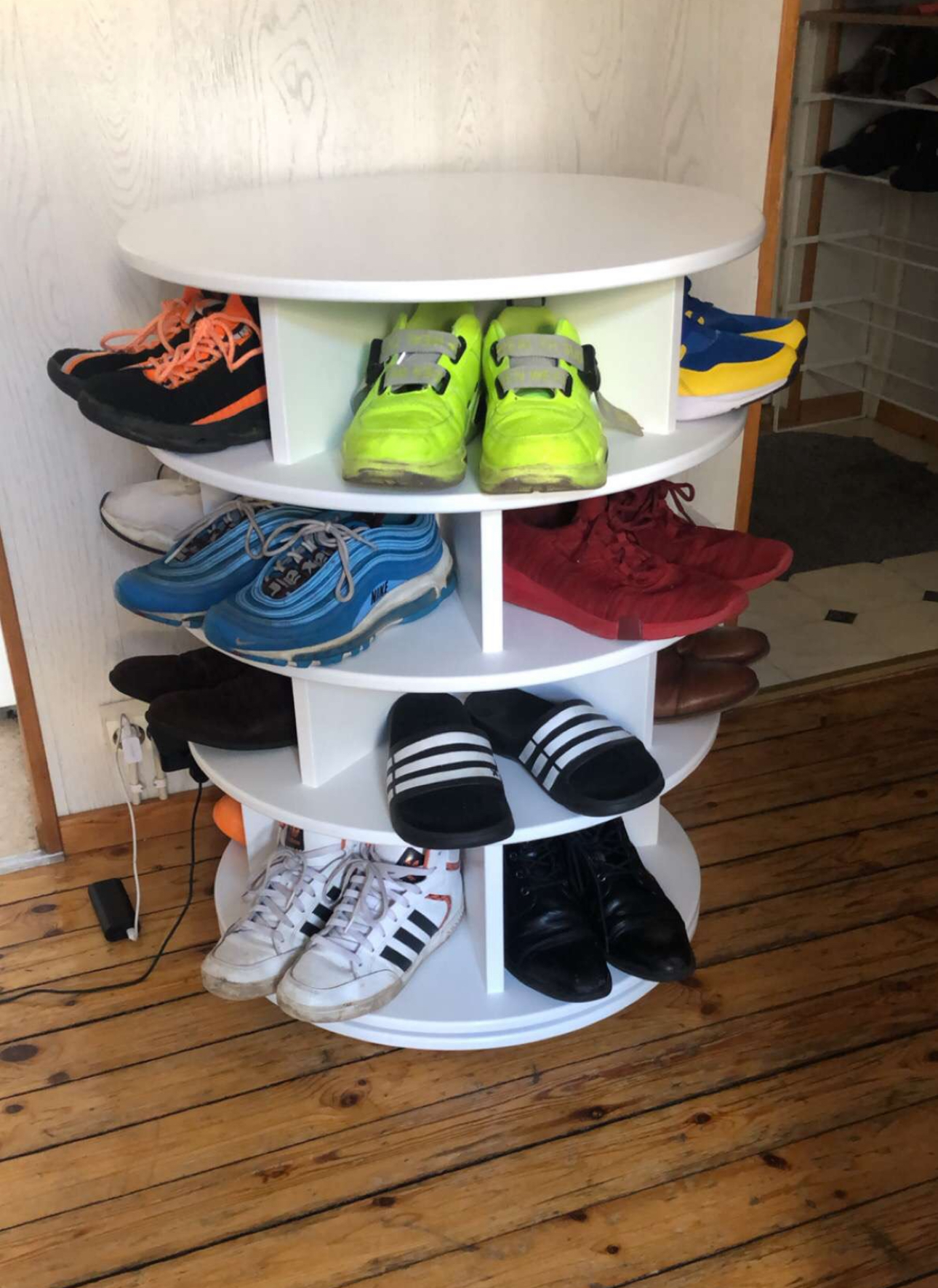 kääntyvä kenkähylly