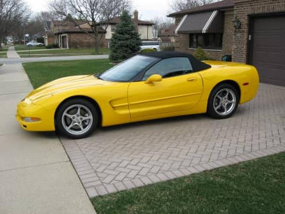 yellow viper car