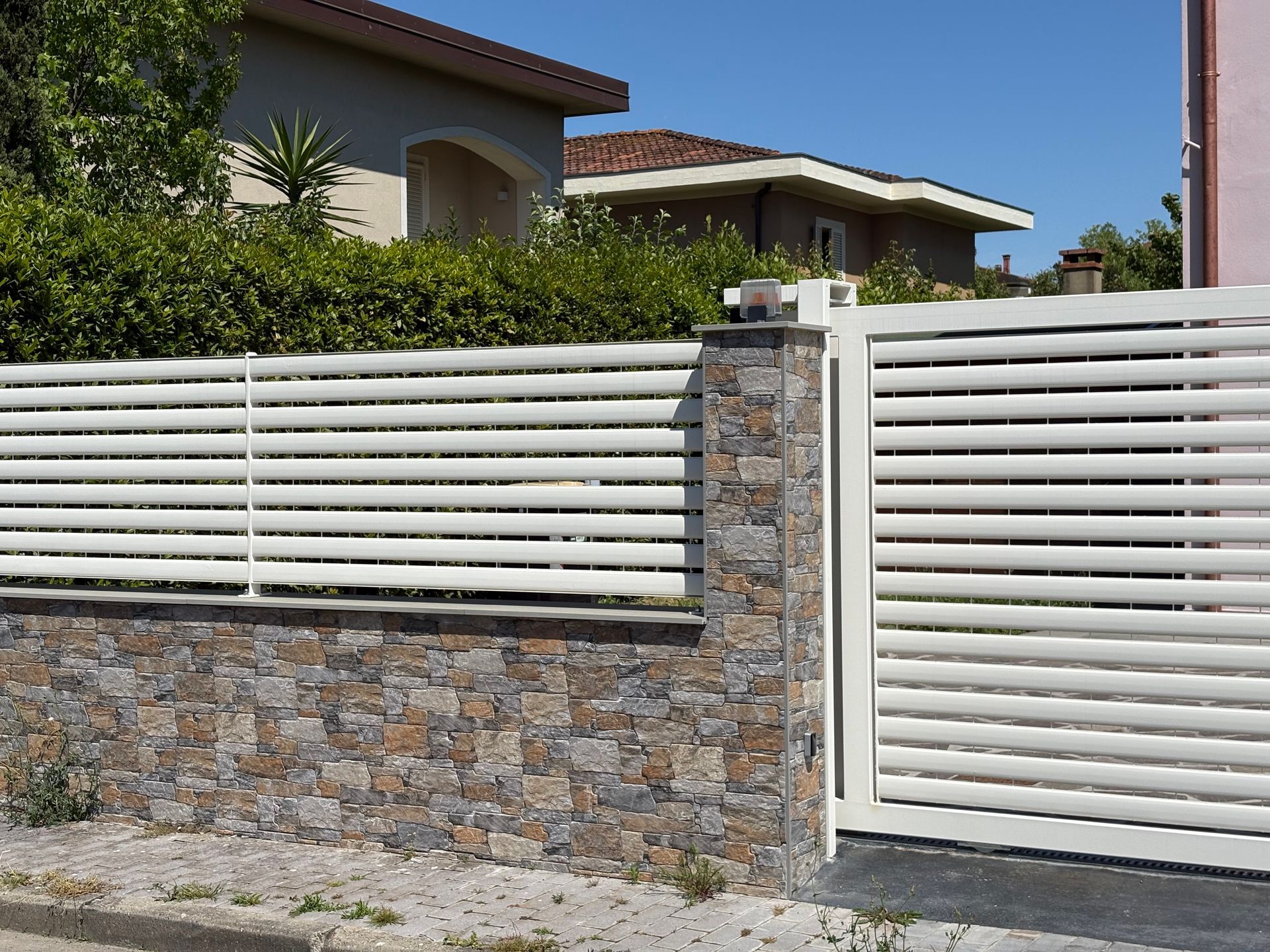 Recinzione_e_cancello_residenziale_Lucca