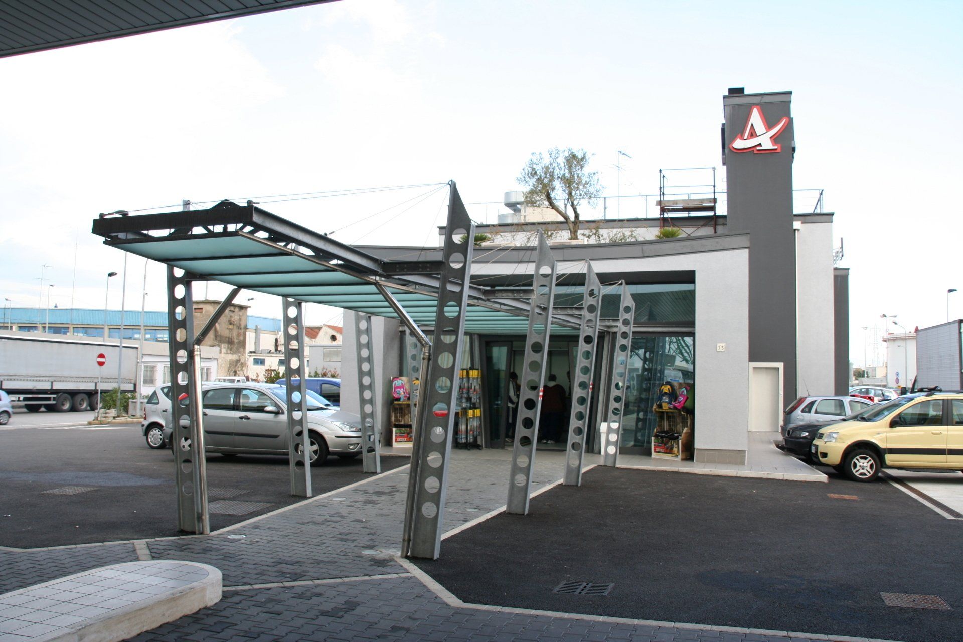 Pensilina metallica e copertura in vetro