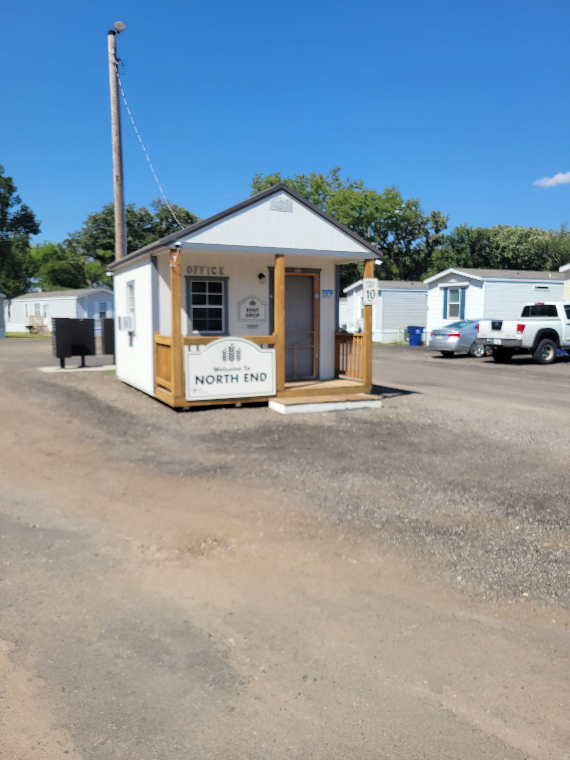 A small white building with the word motel on it
