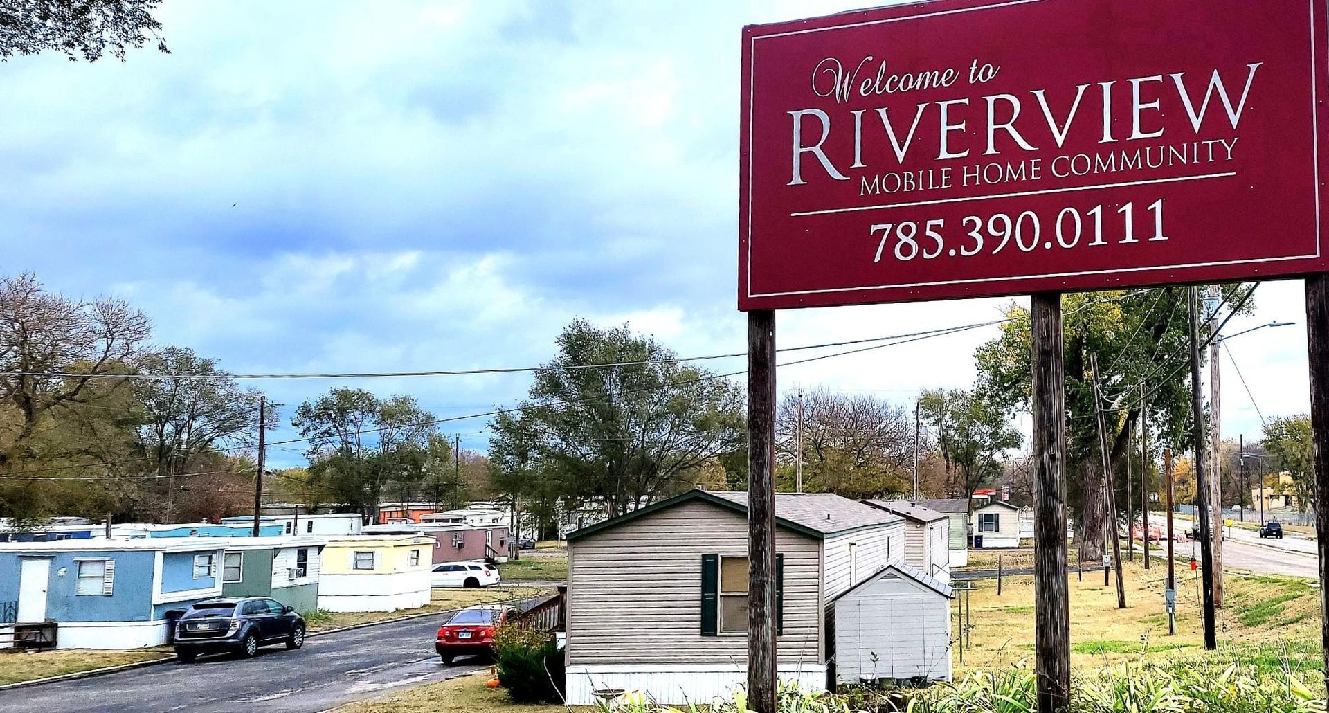 A red sign that says riverview on it